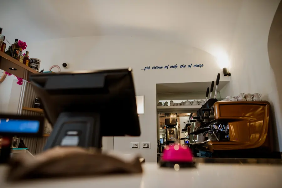 Il bancone con la macchina del caffè