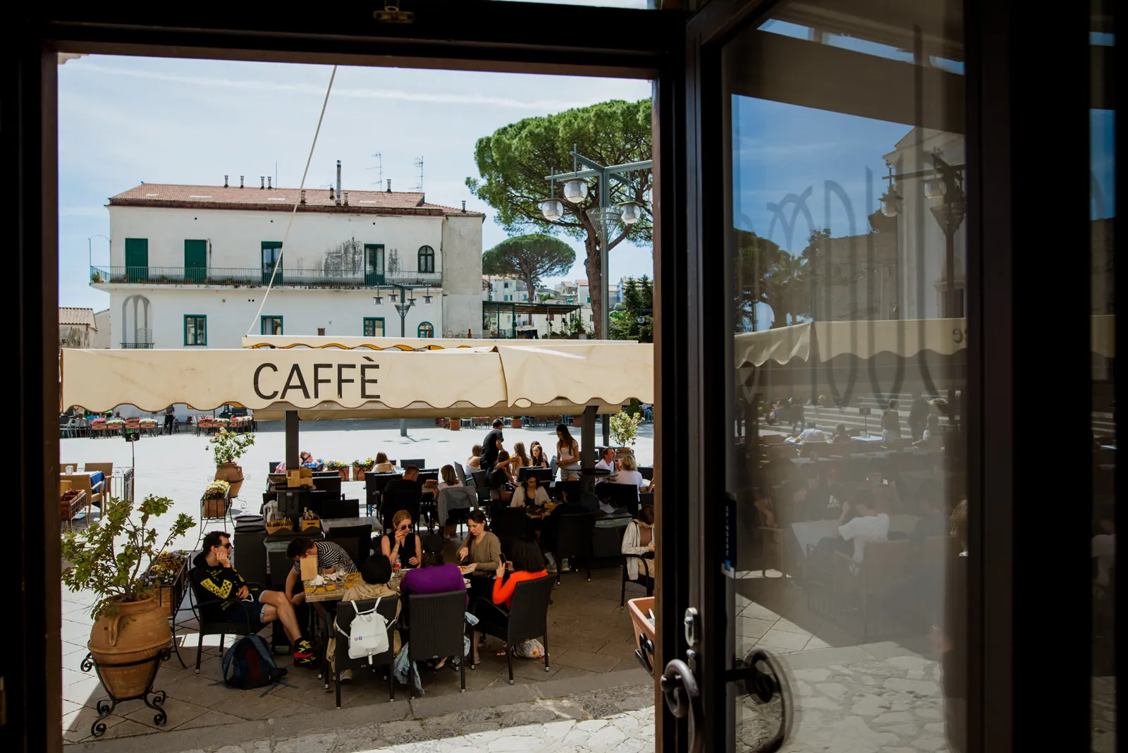 La piazza vista dalla porta a vetri del Duomo Caffè