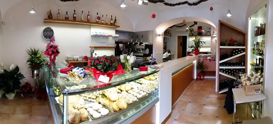 Il bancone del Duomo Caffè con la vetrina dei dolci
