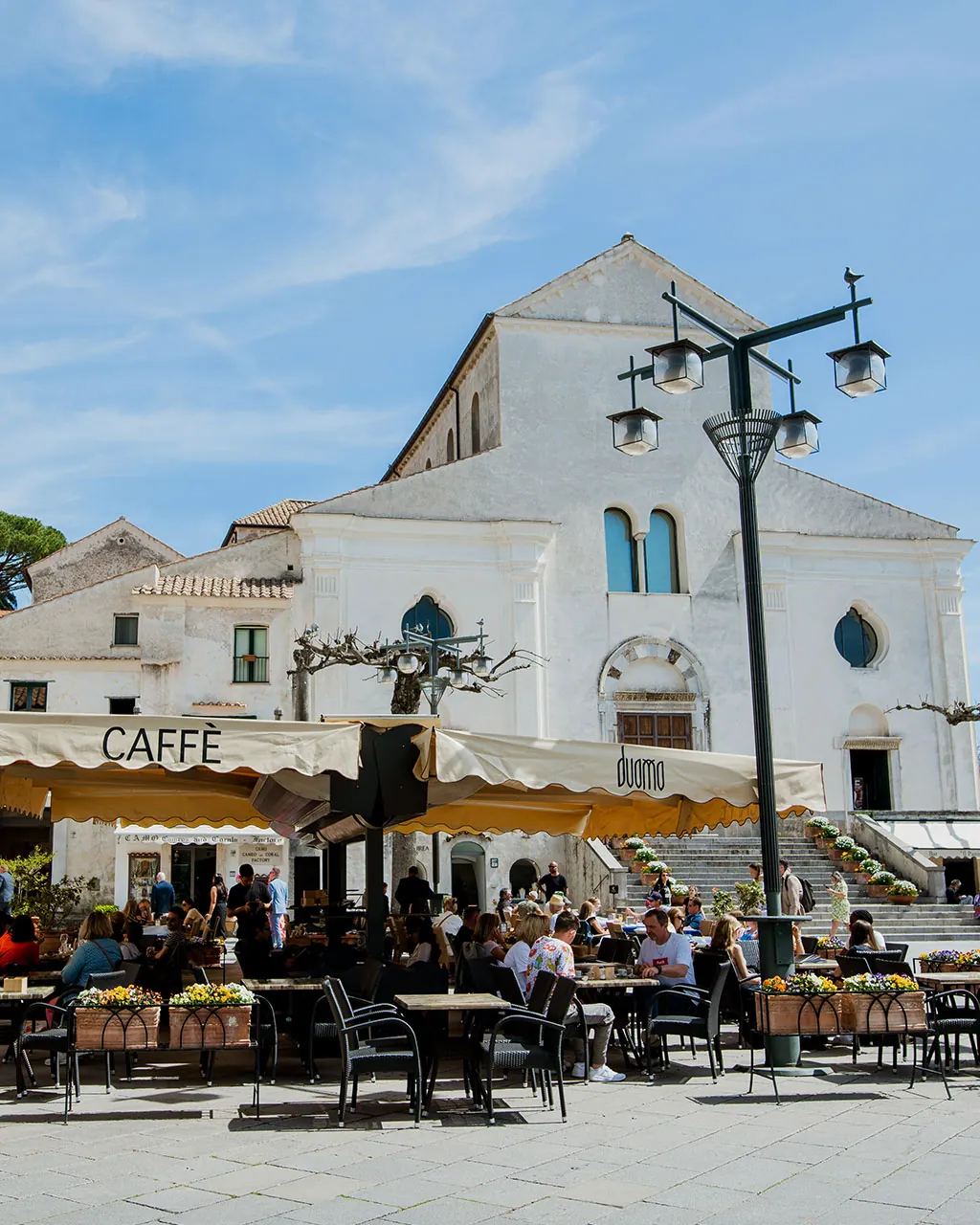 Il Duomo di Ravello e i tavolini del Duomo Caffè sulla piazza