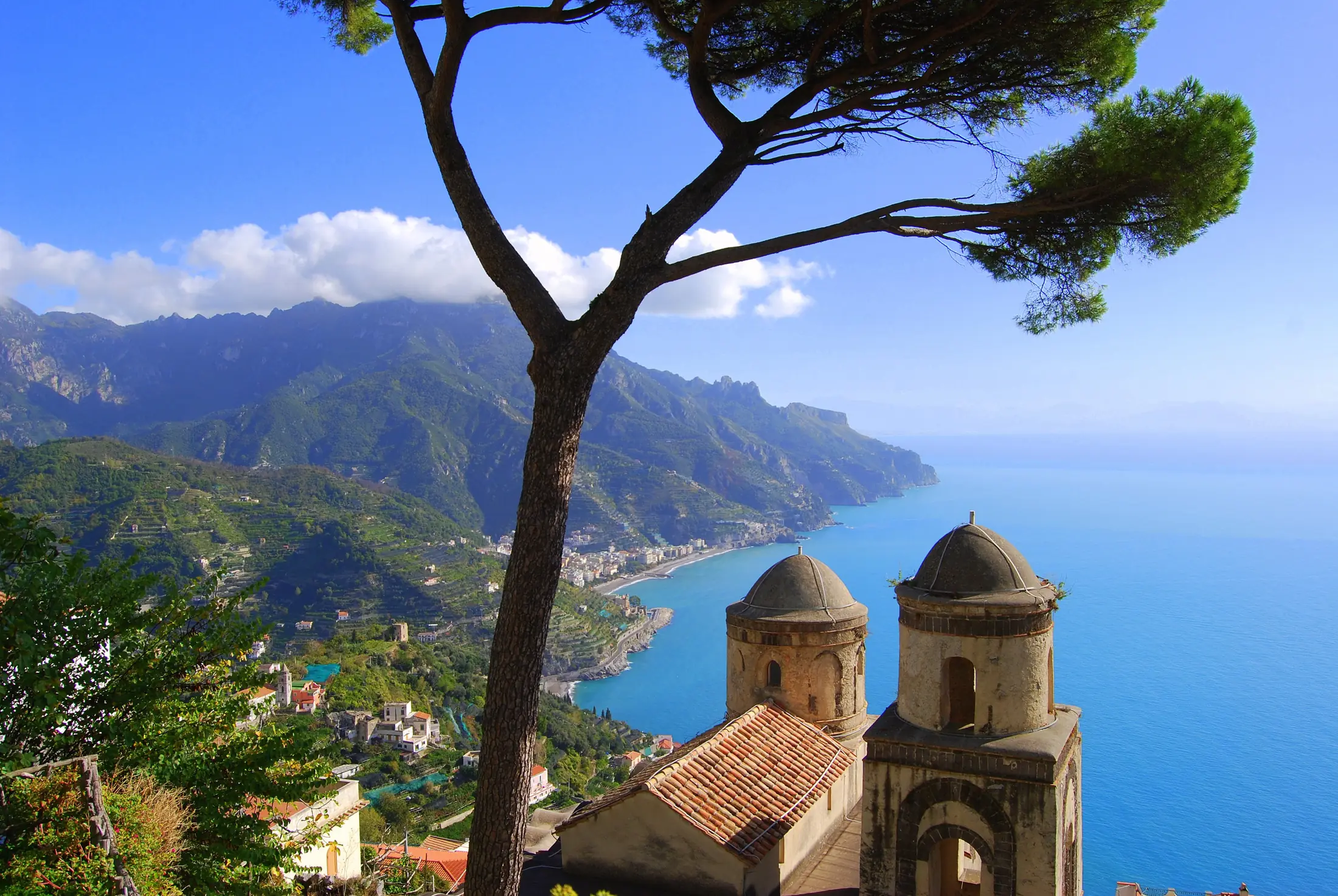 Ravello e la costa vista dai giardini, con il campanile